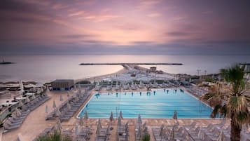 Piscina all'aperto, cabanas (a pagamento), ombrelloni da piscina