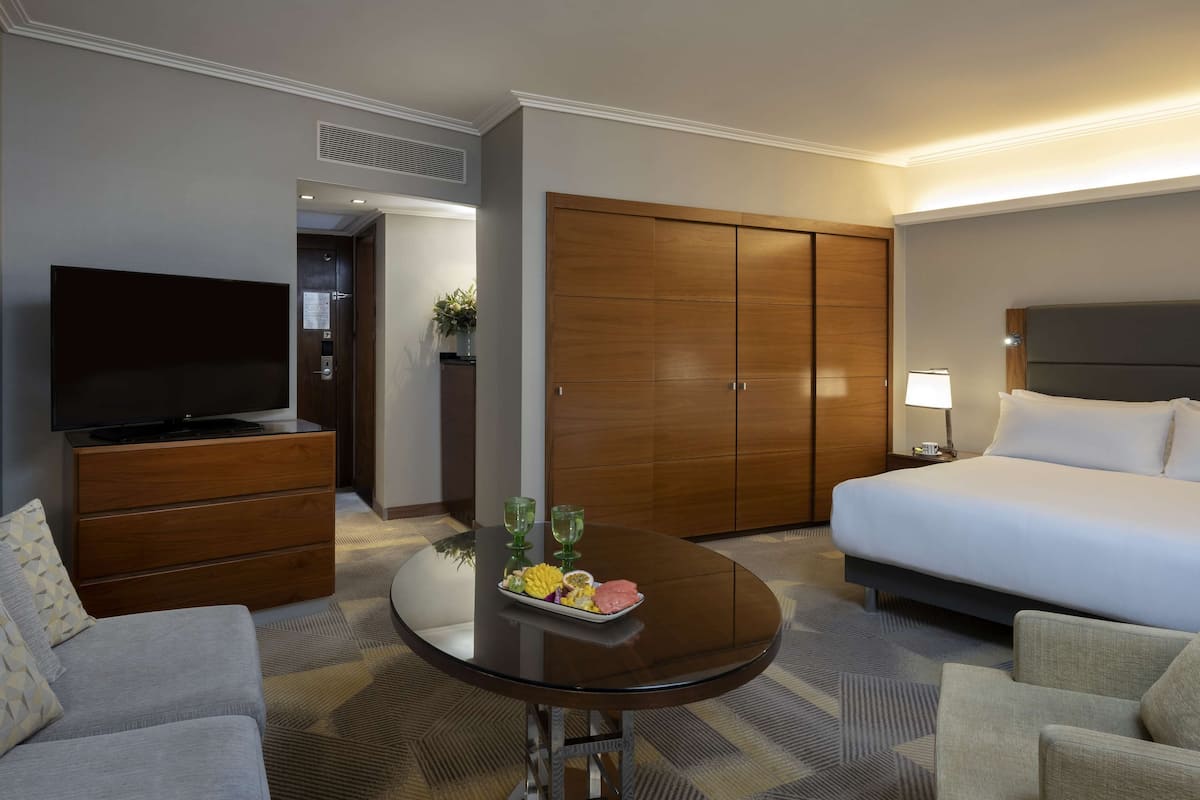 Estudio ejecutivo, 1 cama King size, vista al mar | Área de sala de estar | Televisión LCD y películas con cargo