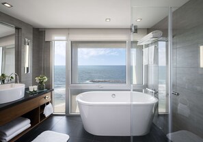 Chambre Majestueuse, 1 très grand lit, vue mer | Salle de bain