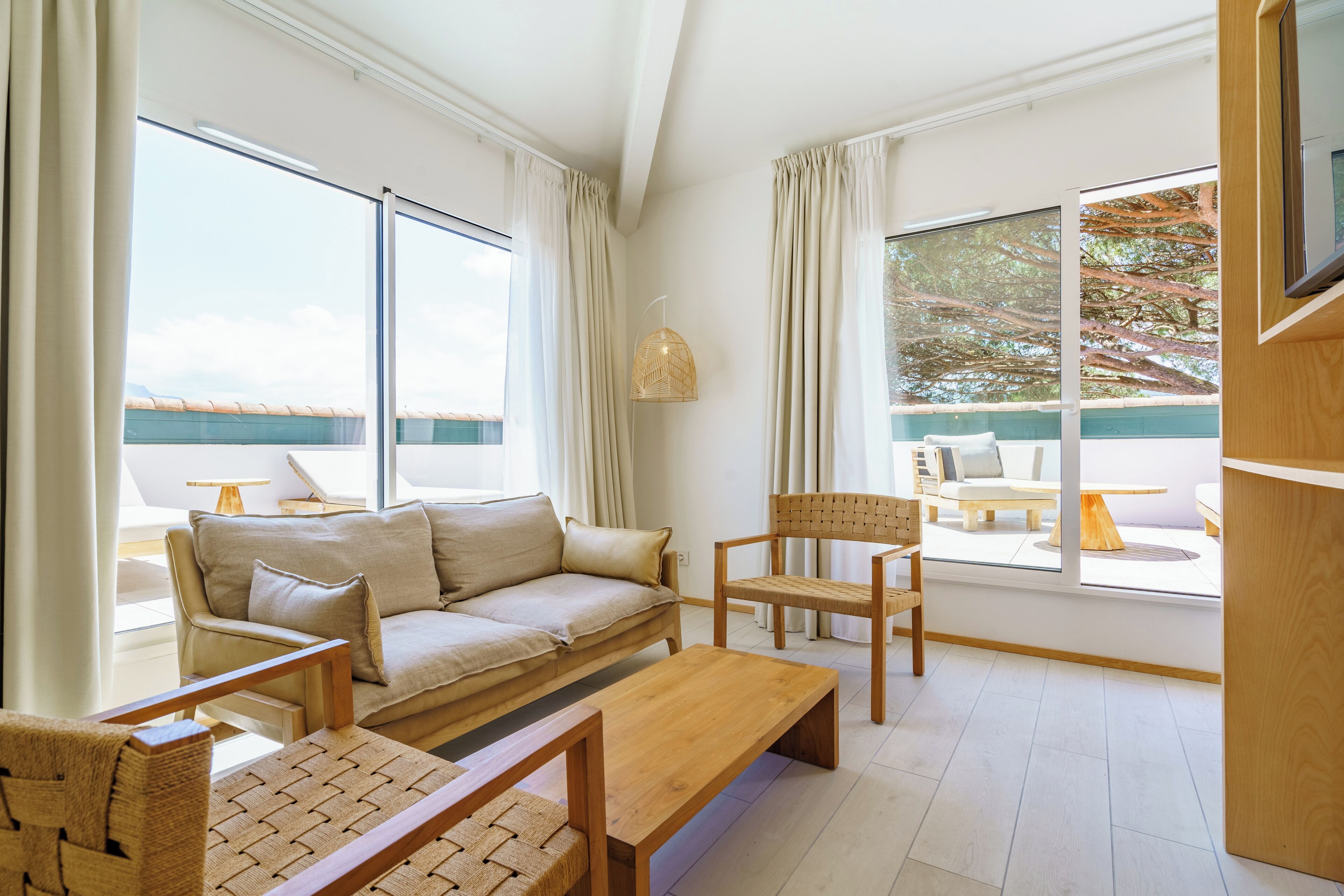 Suite, Terrasse, Poolblick | Wohnbereich | Fernseher