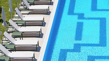 Piscine extérieure, chaises longues