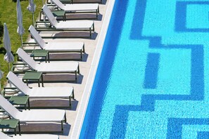Outdoor pool, open 9:00 AM to 8:00 PM, sun loungers - Hotel Ibaia (Hendaye)