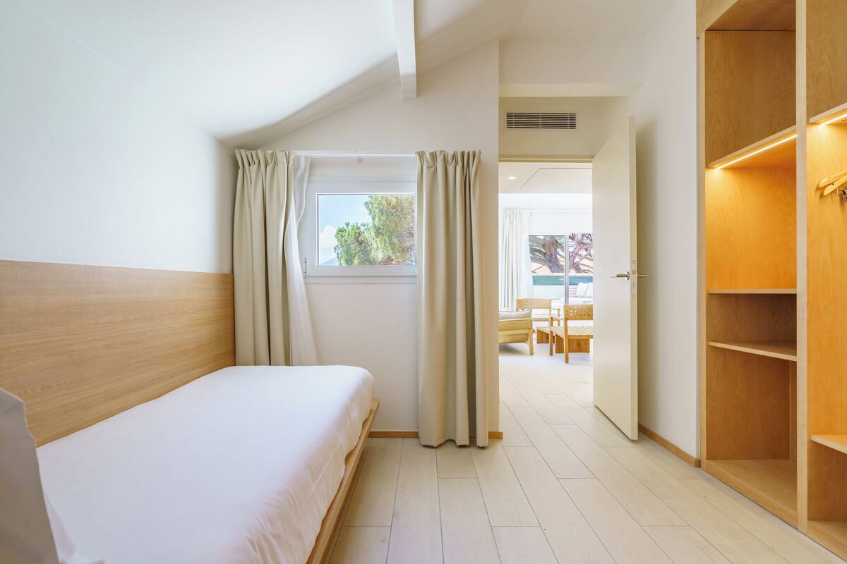 Suite, Terraza, vista a la alberca | Ropa de cama de alta calidad y minibar