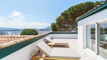 Suite, terras, uitzicht op zwembad | Terras