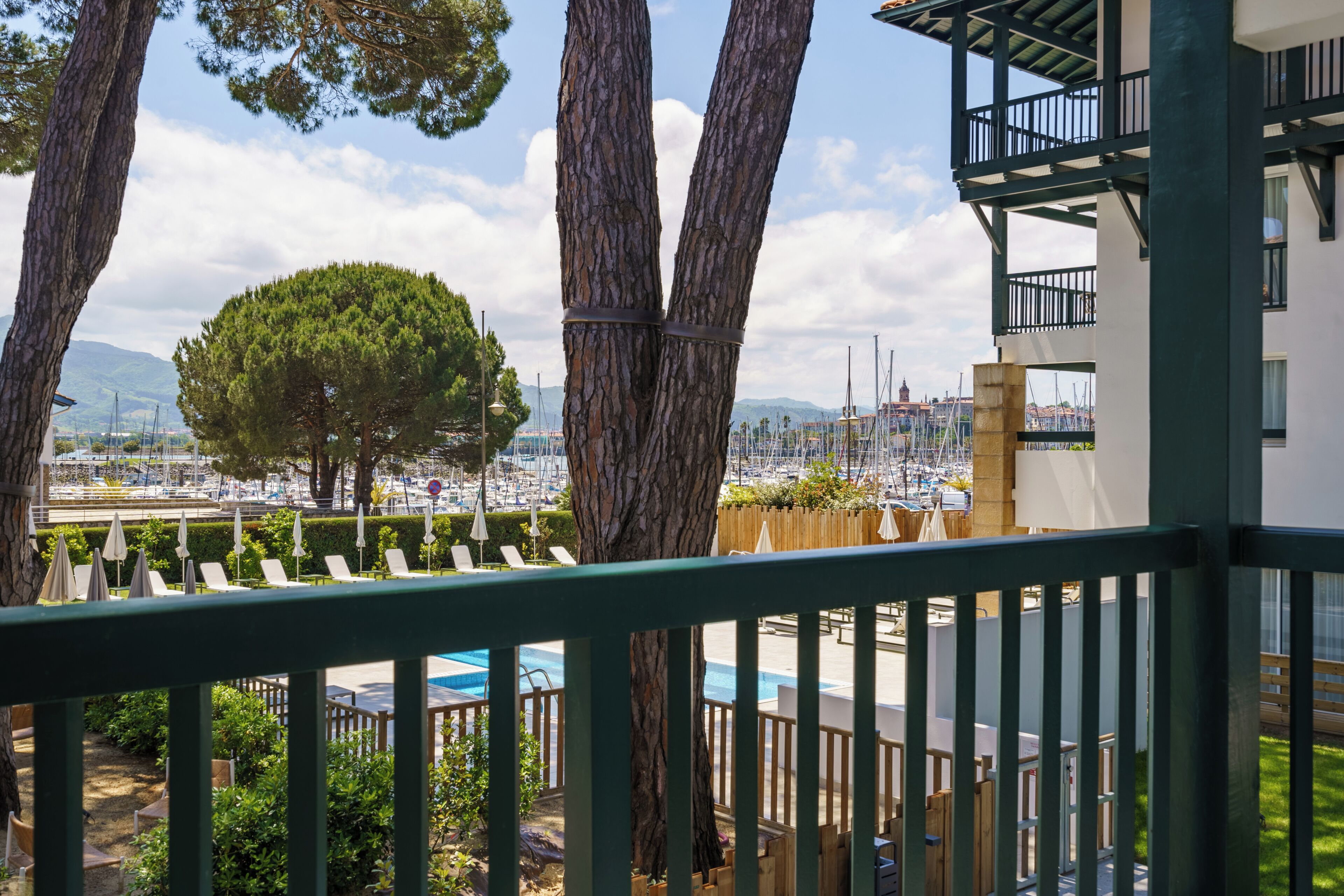 Chambre double avec balcon vue piscine et port | Premium bedding, minibar, in-room safe, soundproofing