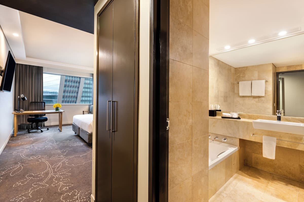 Roupas de cama antialérgicas, cofres nos quartos, escrivaninha