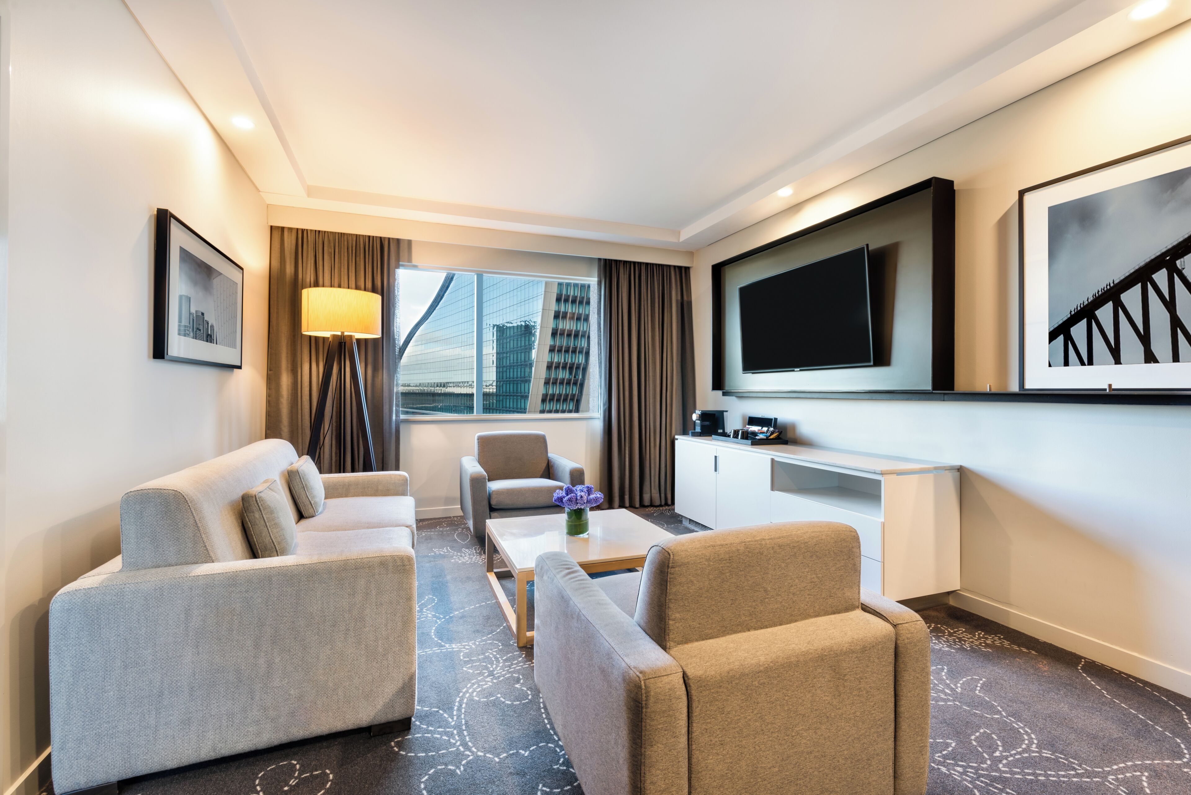 Suíte club, 1 cama King, acesso ao Club Lounge, vista para a cidade | Roupas de cama antialérgicas, cofres nos quartos, escrivaninha