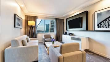 Suite Club, 1 letto king, accesso al Club Lounge, vista città | Biancheria da letto ipoallergenica, cassaforte in camera, una scrivania