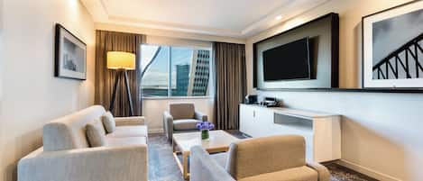 Hypo-allergenic bedding available, in-room safe, desk, laptop workspace