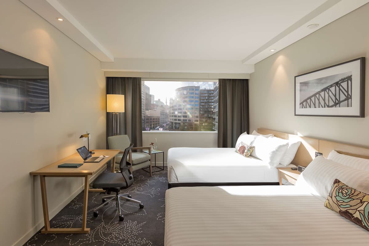 Ropa de cama hipoalergénica y caja de seguridad en la habitación