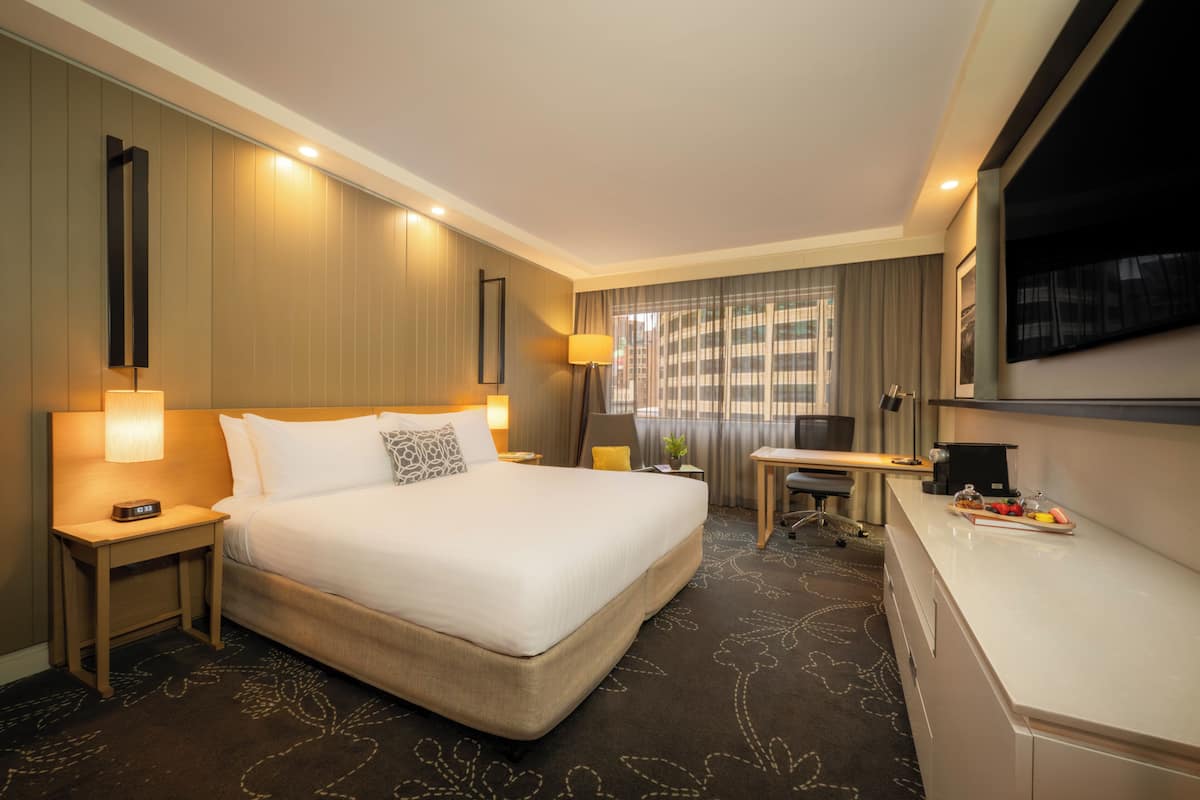 Roupas de cama antialérgicas, cofres nos quartos, escrivaninha