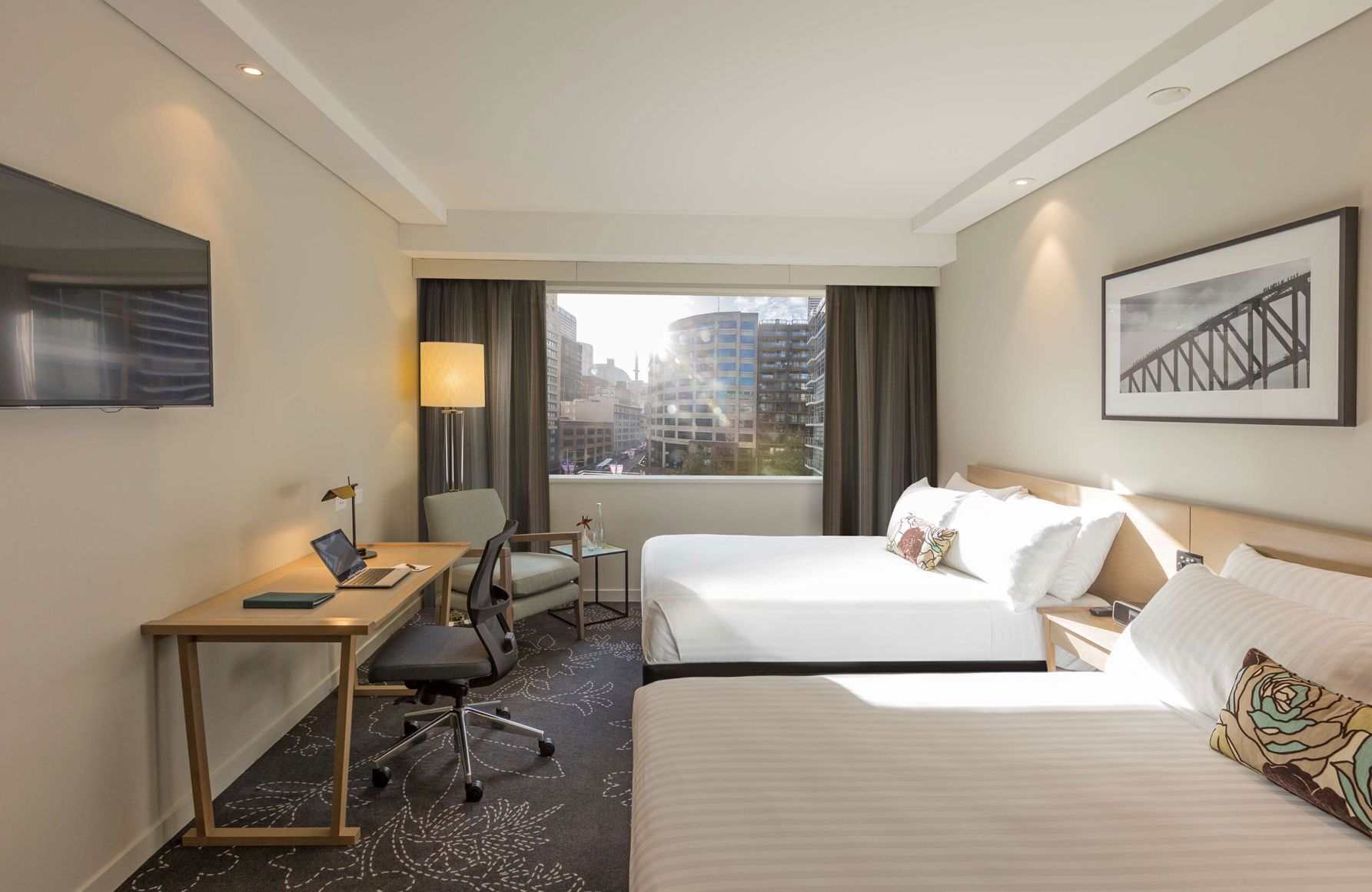 Ropa de cama hipoalergénica y caja de seguridad en la habitación 