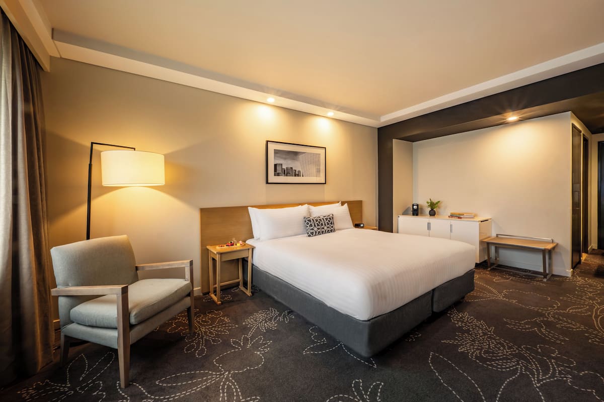 Quarto, 1 cama King, vista para o porto | Roupas de cama antialérgicas, cofres nos quartos, escrivaninha