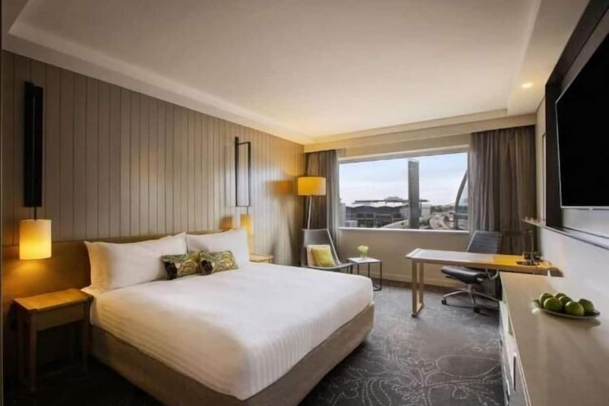 Hypo-allergenic bedding, in-room safe, desk, laptop workspace