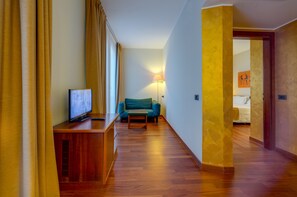 Junior Suite | Premium bedding, down comforters, Tempur-Pedic beds, minibar