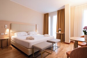 Superior tweepersoonskamer | Luxe beddengoed, donzen dekbedden, Tempur Pedic-bedden, een minibar