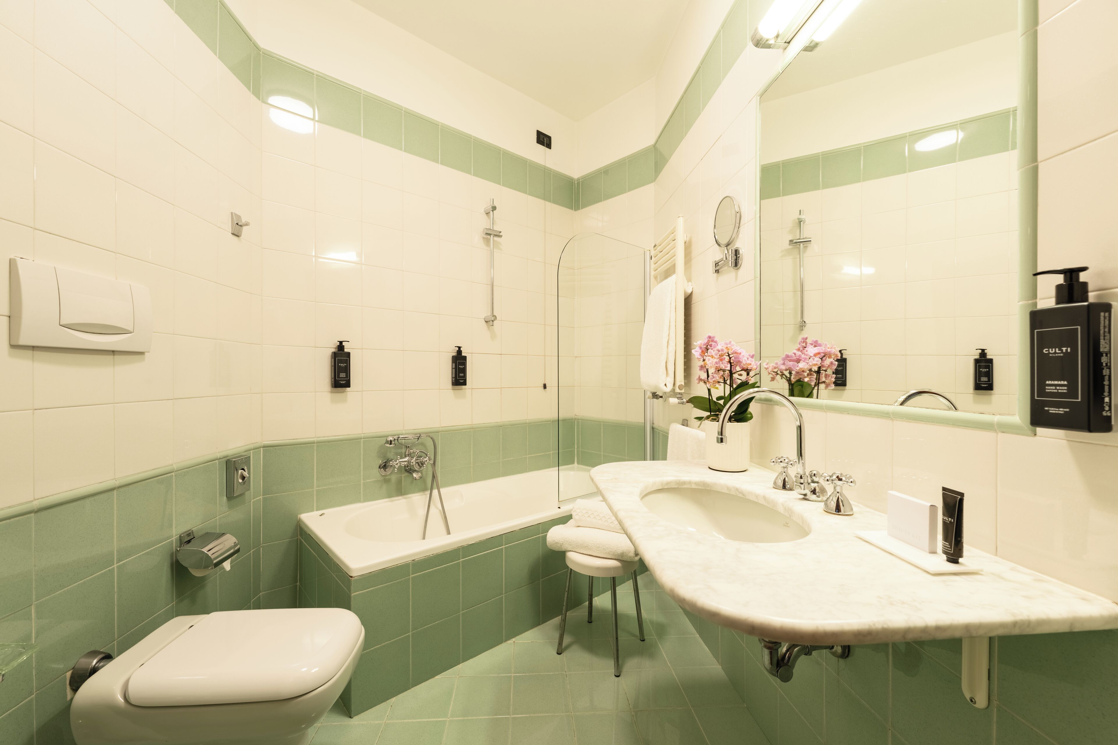 Une salle de bain moderne avec des toilettes blanches, une baignoire et un lavabo.