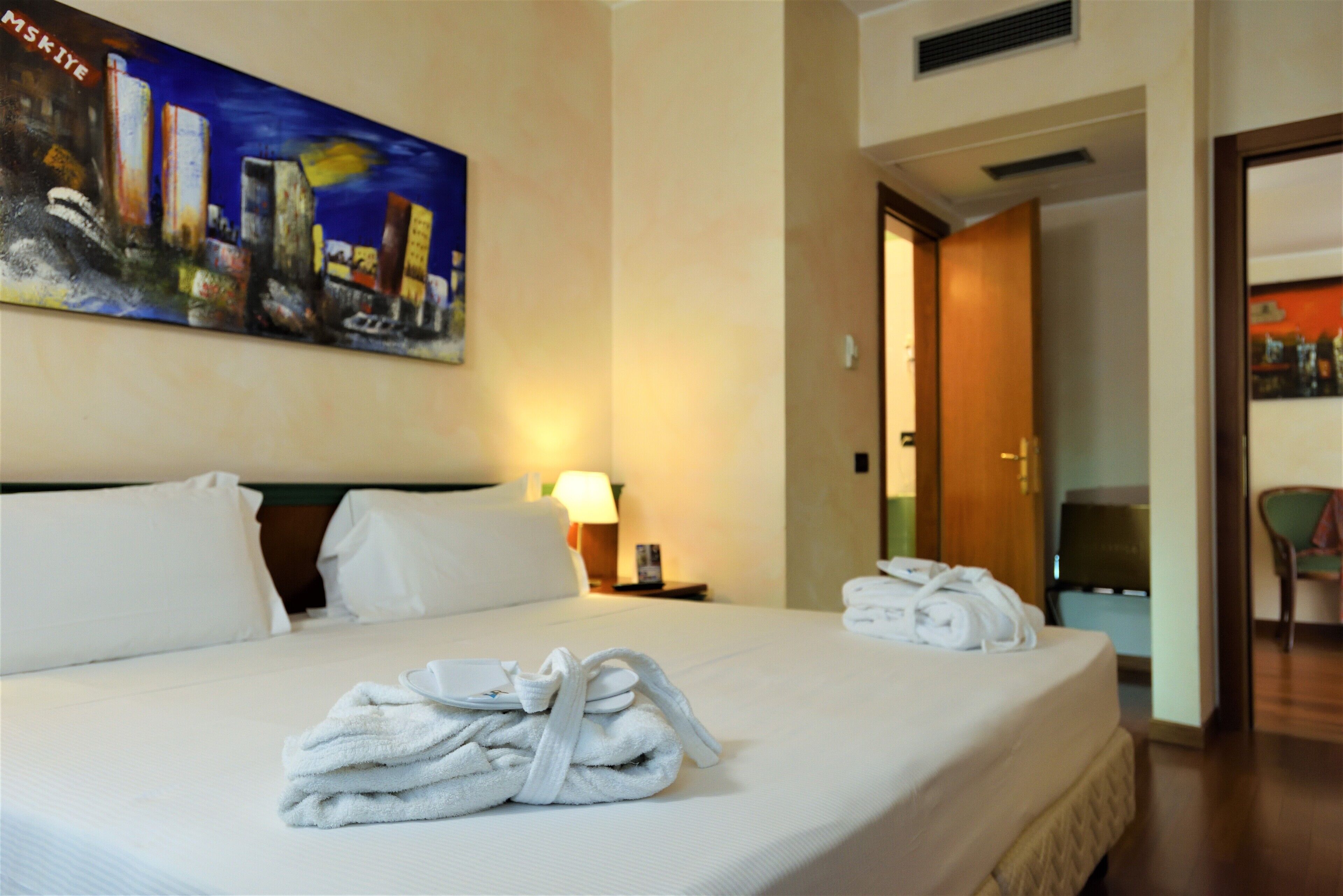 standard double room | premium bedding, down duvets, tempur-pedic beds, minibar