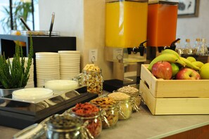 Un bufé con una variedad de alimentos, como frutas, frutos secos y productos lácteos.