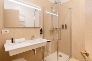 Kamar Double Superior | Kamar mandi | Pancuran hujan, perlengkapan mandi desainer,  dan pengering rambut