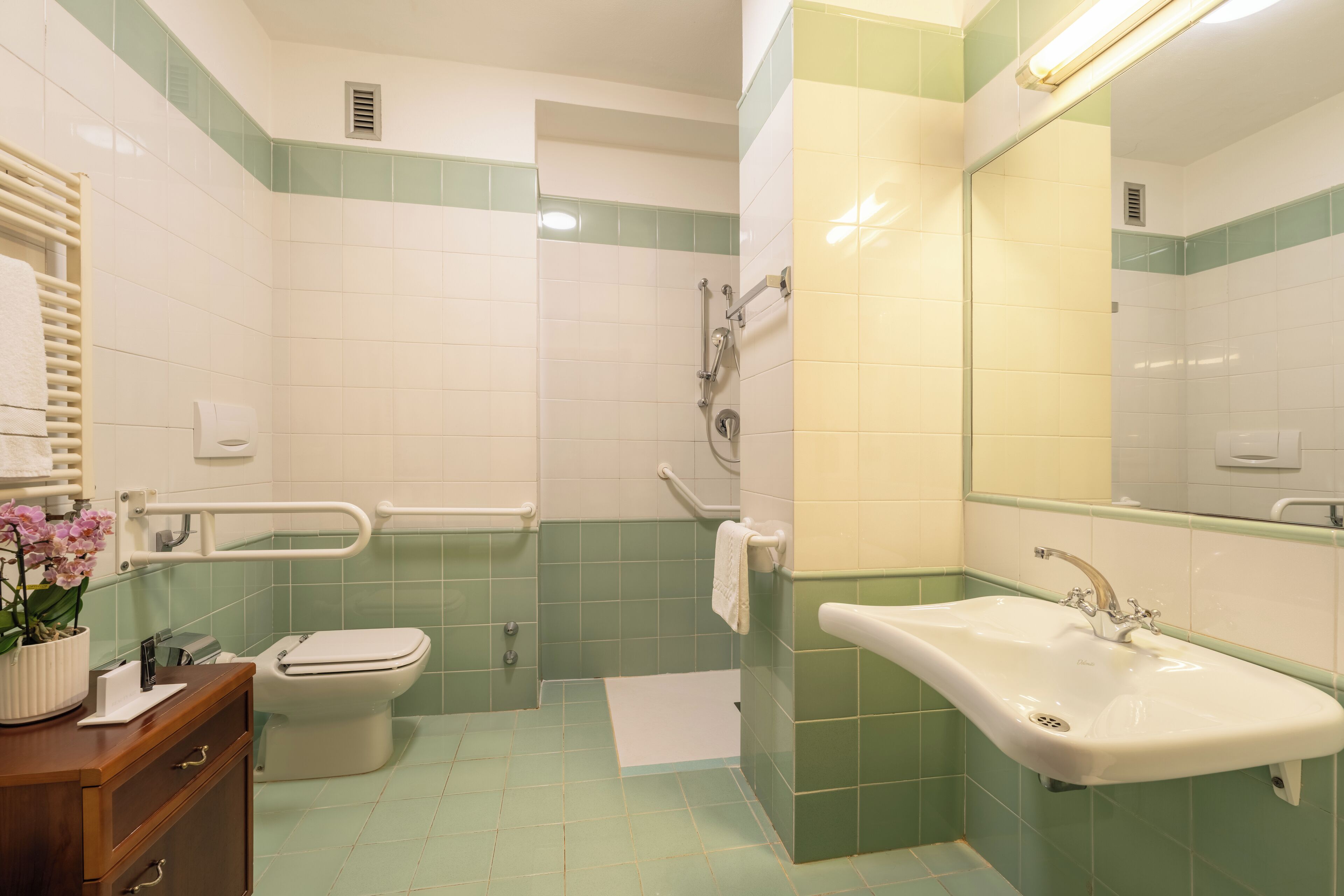 Un baño con inodoro, lavamanos y ducha.