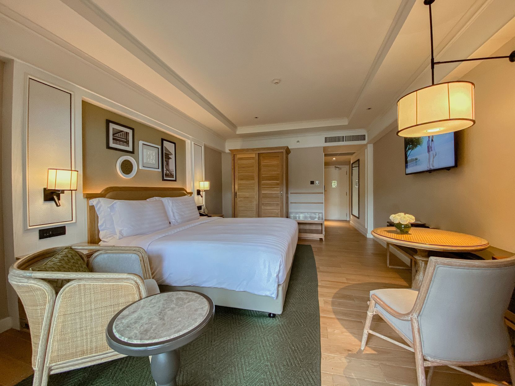 Bộ đồ giường cao cấp, minibar, két bảo mật tại phòng 