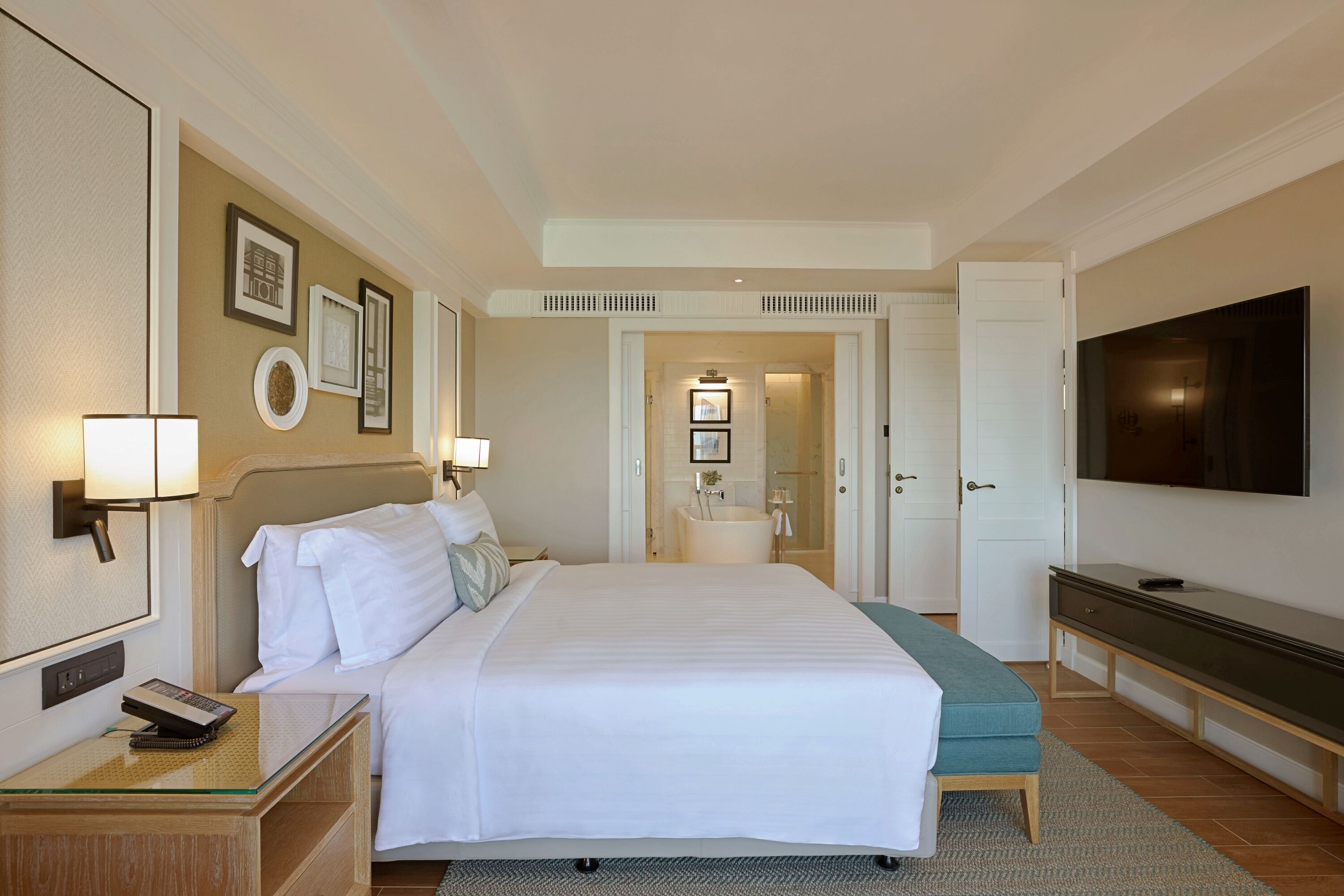 Seprai premium, minibar, brankas, dan didekorasi berbeda-beda