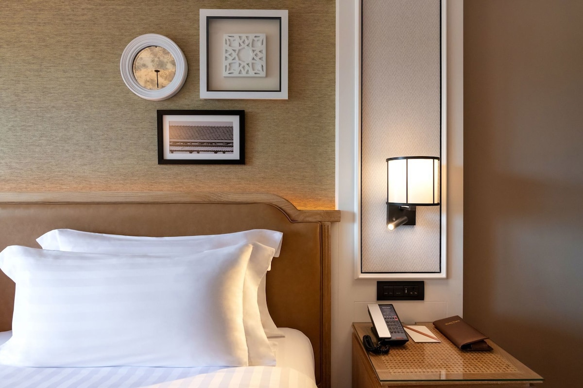 Sengetøy av topp kvalitet, minibar og safe på rommet