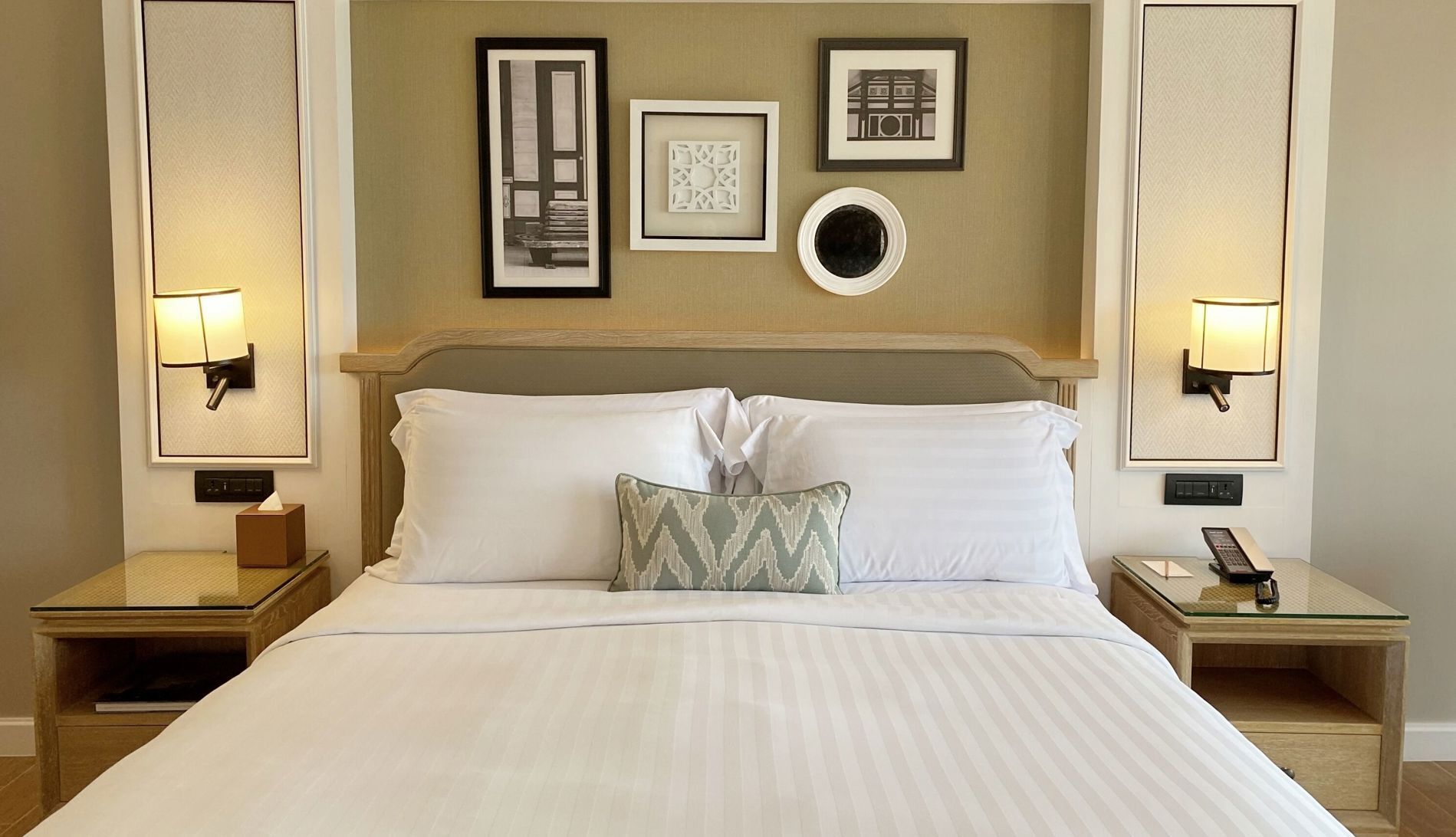 高級寝具、ミニバー、セーフティボックス (室内)、客室ごとに異なる装飾