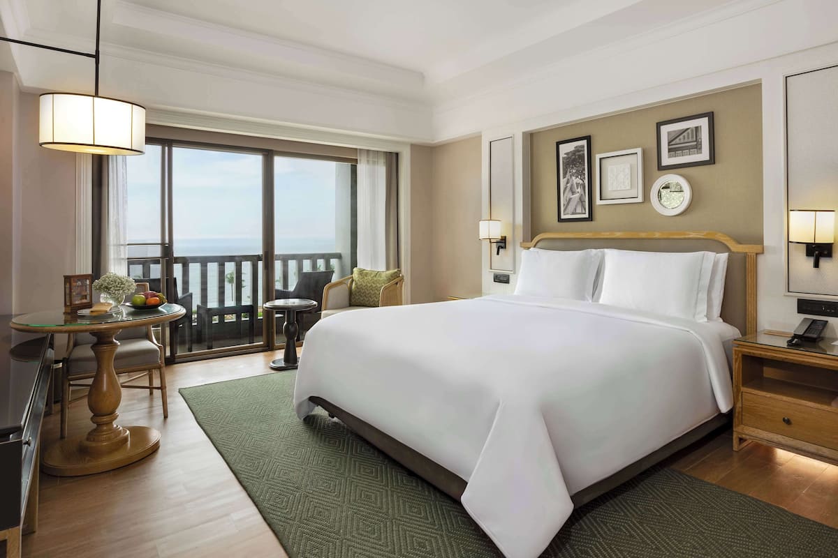 Club Room, 1 King Bed | Premium bedding, minibar, in-room safe, individually decorated