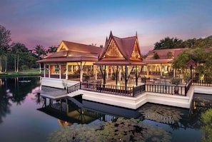 4 restaurants, breakfast, lunch, dinner served; international cuisine