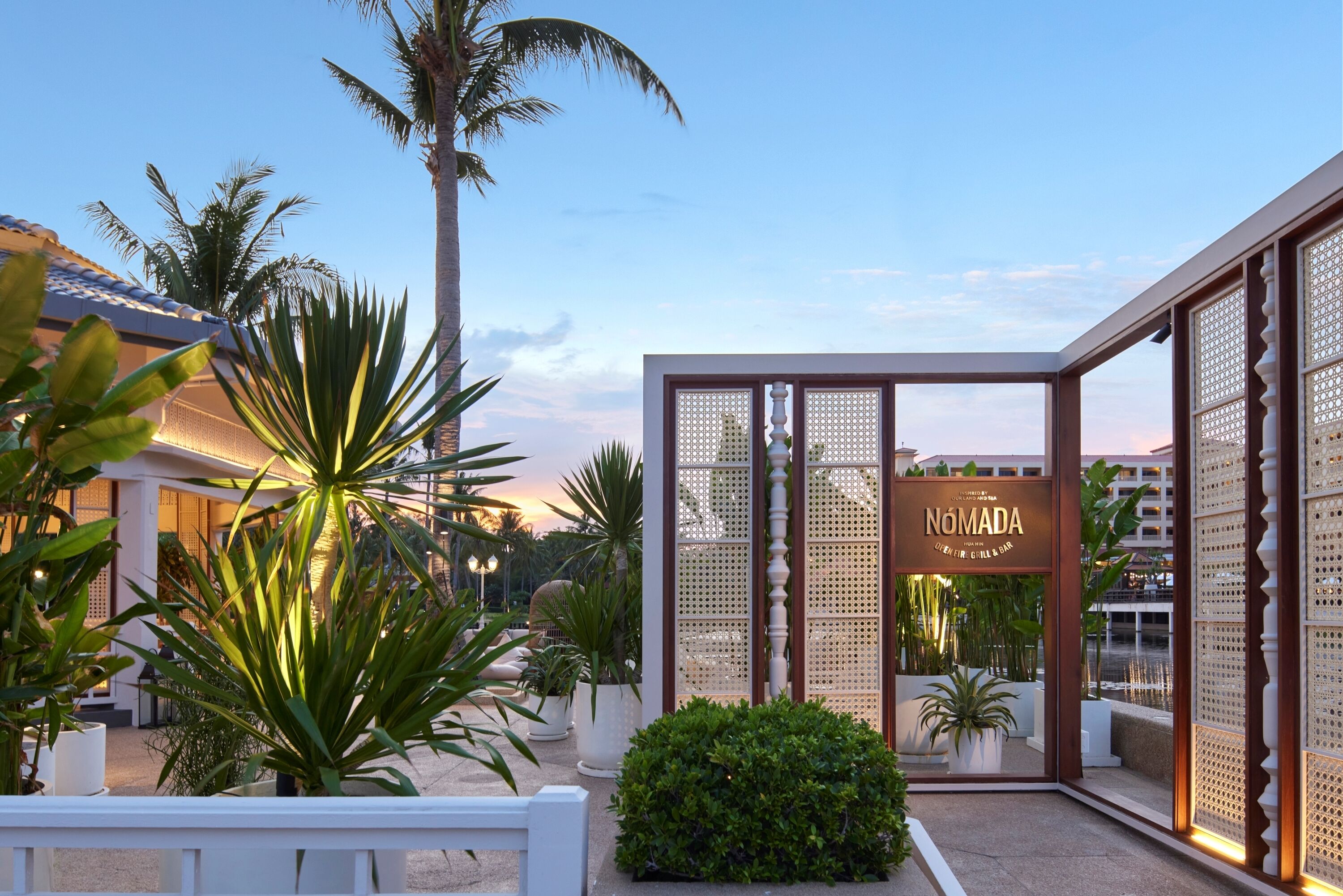 4 restaurants, breakfast, lunch, dinner served; international cuisine