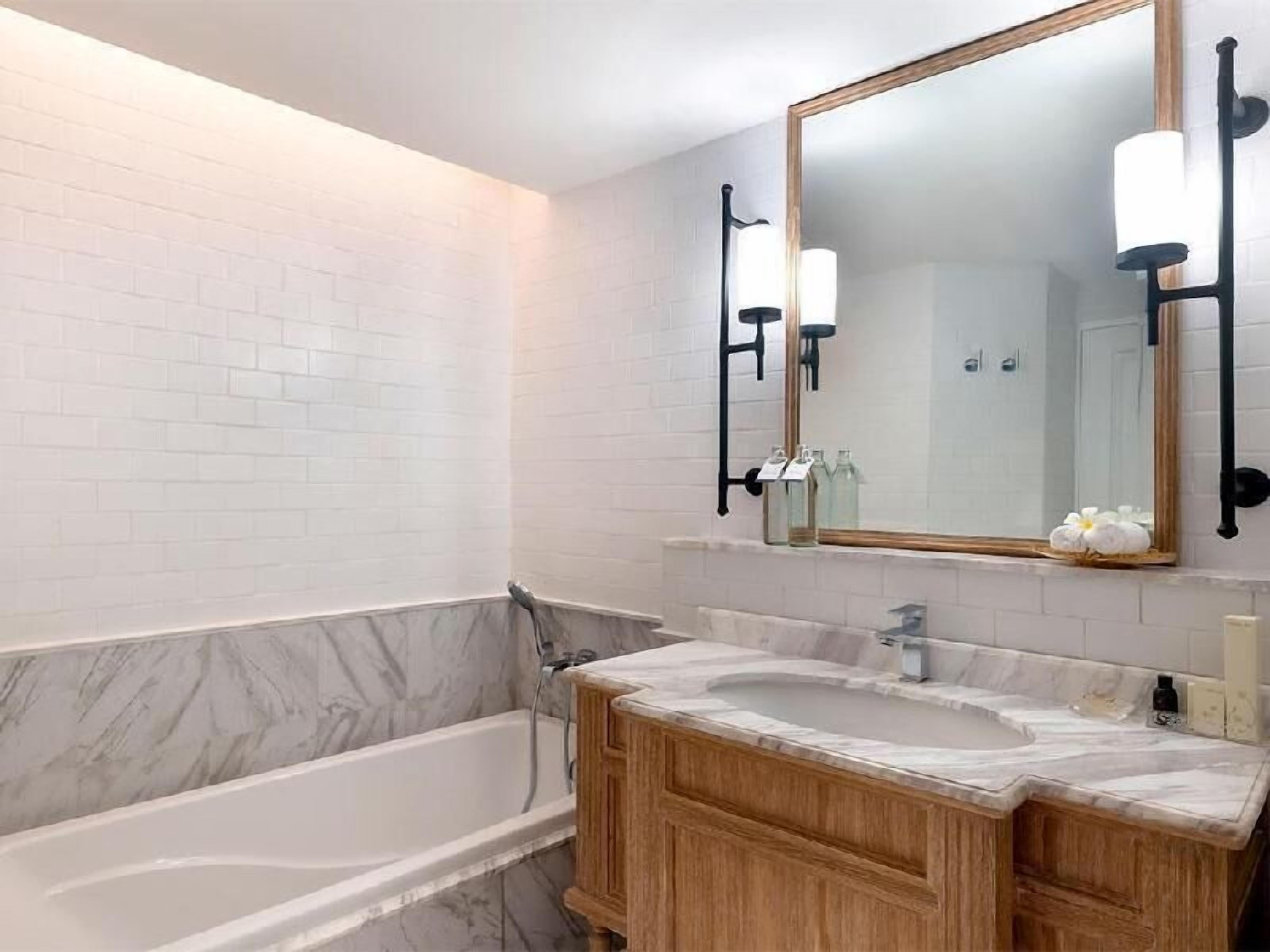 Bathroom | Free toiletries, hair dryer, bathrobes, slippers