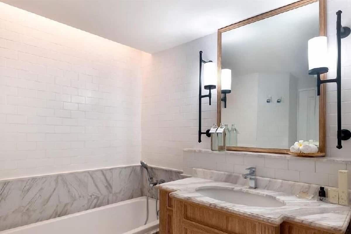 Bathroom | Free toiletries, hair dryer, bathrobes, slippers