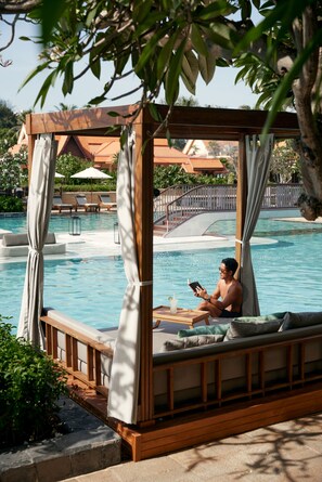 2 outdoor pools, sun loungers