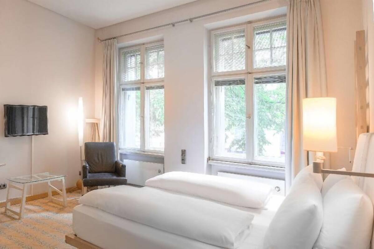 Hypo-allergenic bedding, in-room safe, laptop workspace