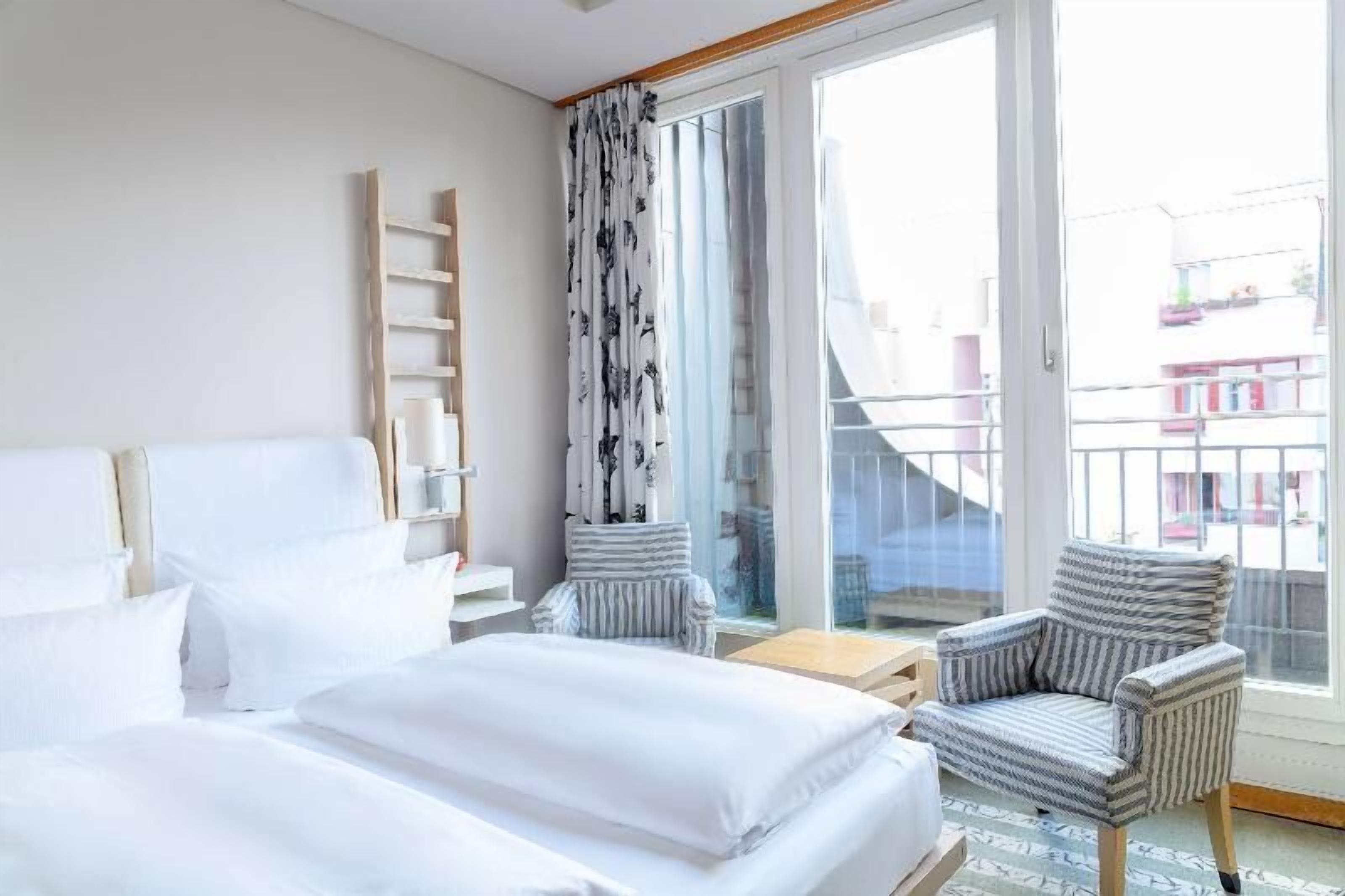 Hypo-allergenic bedding, in-room safe, laptop workspace