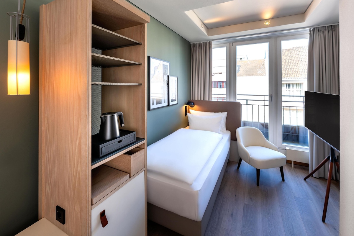 Ropa de cama hipoalergénica y caja de seguridad en la habitación 