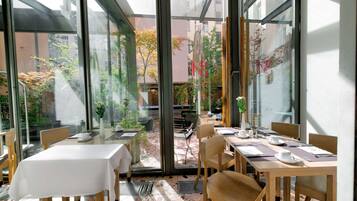 Desayuno buffet diario (EUR 20 por persona)