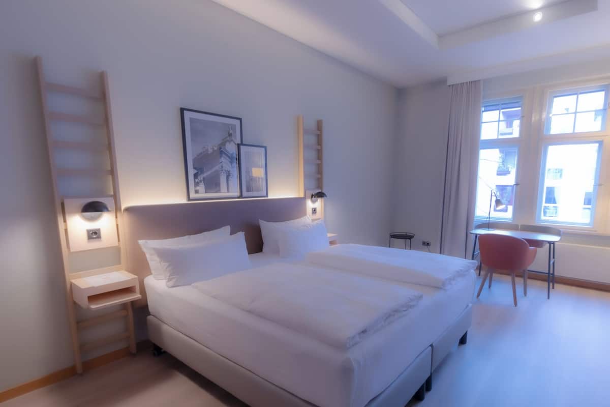 Superior Room, 1 King Bed | Hypo-allergenic bedding, in-room safe, laptop workspace, blackout drapes