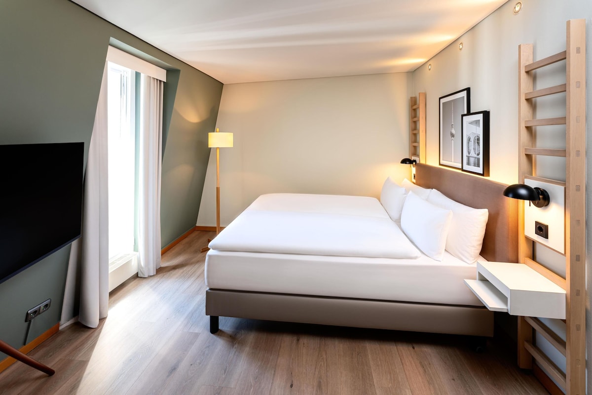 Ropa de cama hipoalergénica y caja de seguridad en la habitación 