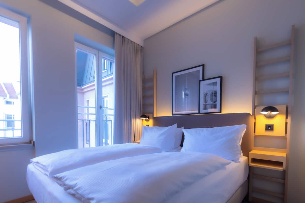 Standard Room, 1 Queen Bed | Hypo-allergenic bedding, in-room safe, laptop workspace, blackout drapes