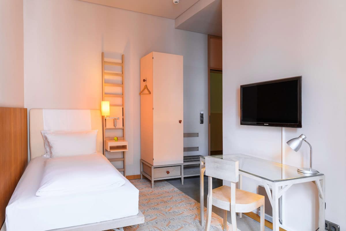 Standard Room, 1 Single Bed | Hypo-allergenic bedding, in-room safe, laptop workspace
