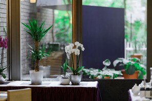 Tägliches Frühstücksbuffet (20 EUR pro Person)