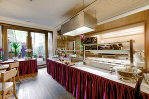 Päivittäinen buffetaamiainen (20 EUR per henkilö)