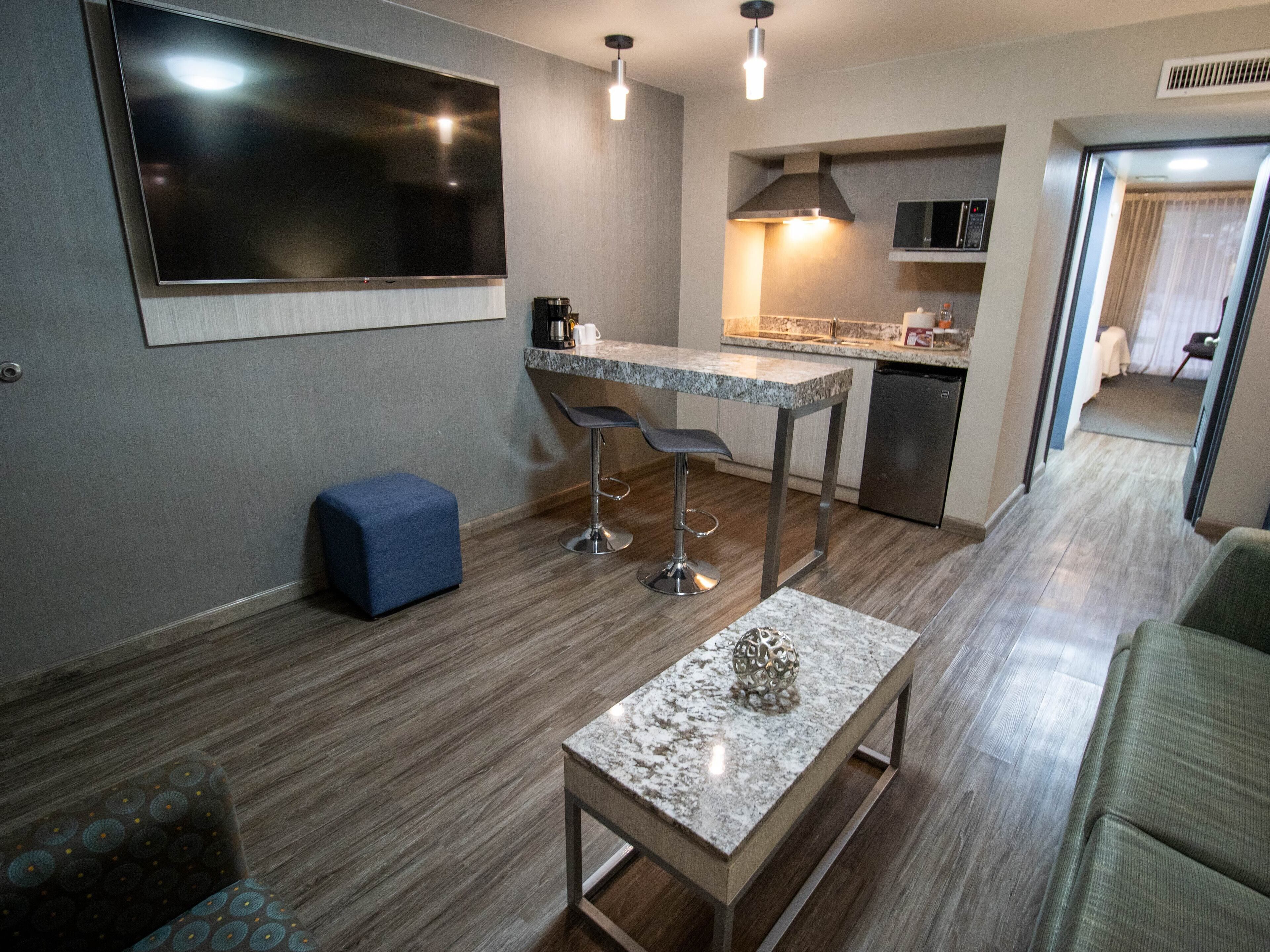 Deluxe Suite, 2 Double Beds | Living area