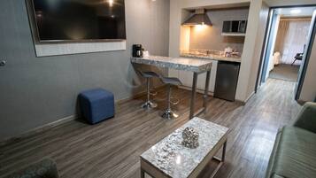 Deluxe Suite, 2 Double Beds | Living area