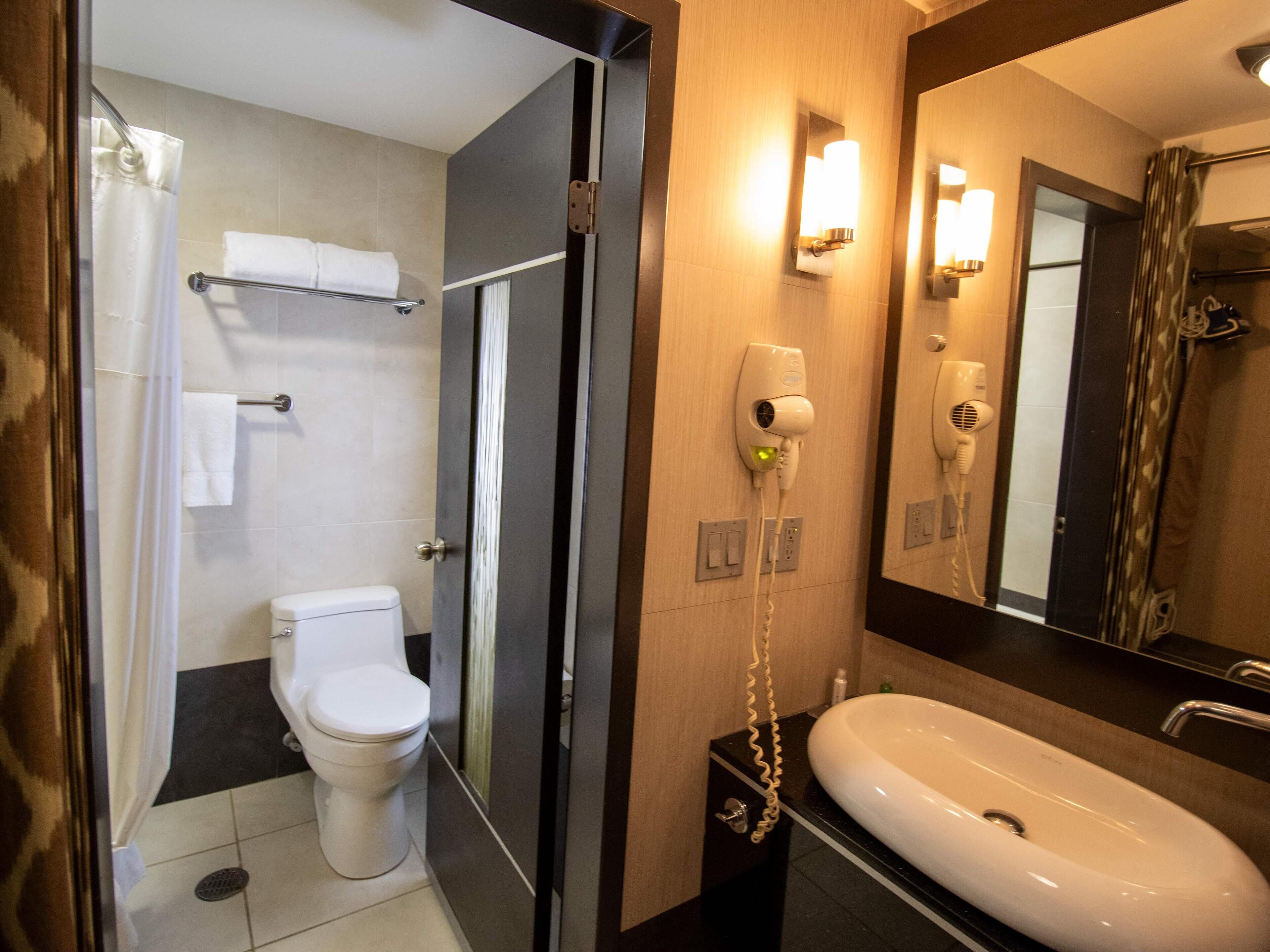 standard double room | bathroom | combined shower/bathtub, free toiletries, hair dryer, towels