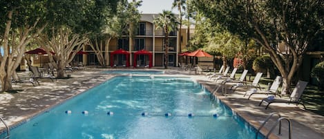 2 Außenpools, geöffnet von 10:00 Uhr bis 22:00 Uhr, Sonnenschirme