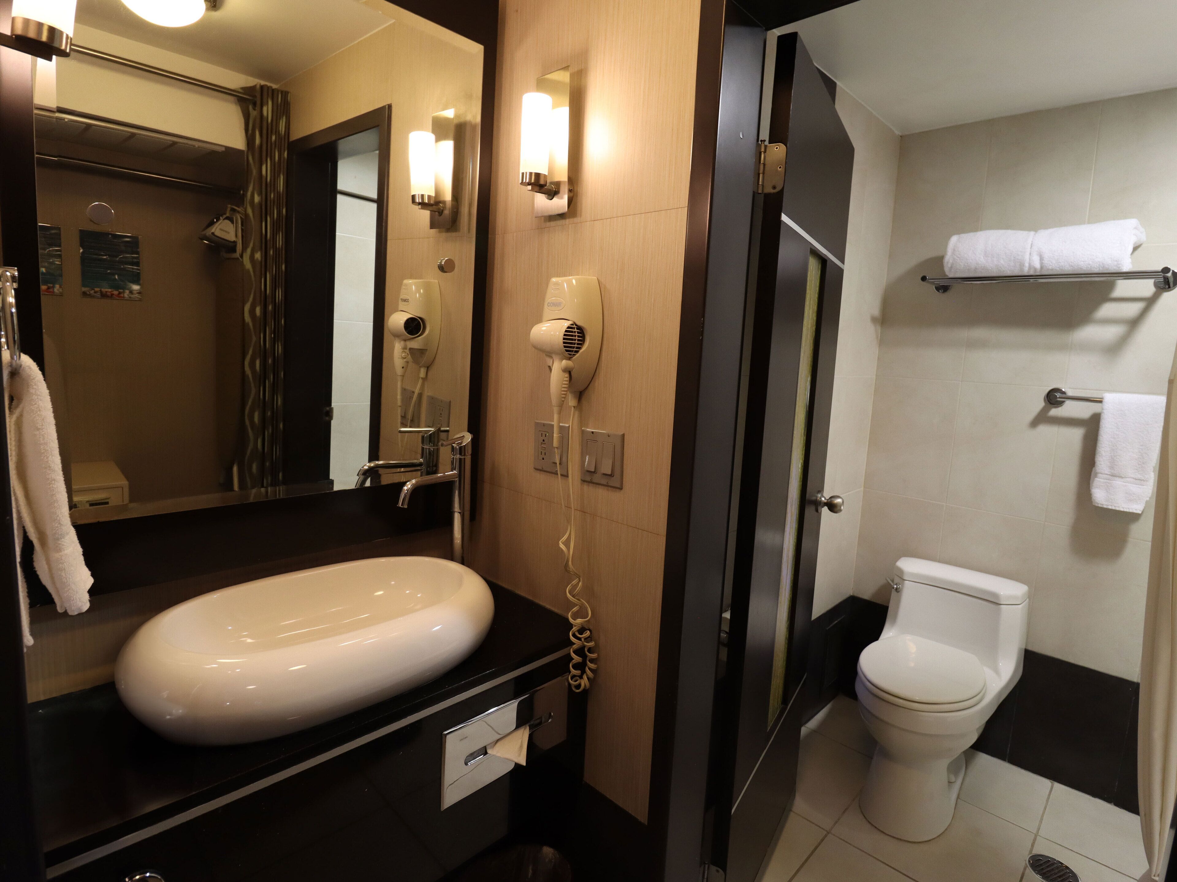 standard single room | bathroom | combined shower/bathtub, free toiletries, hair dryer, towels